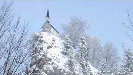Excursion in the snow: The Riederstein chapel towers over the mountain inn.