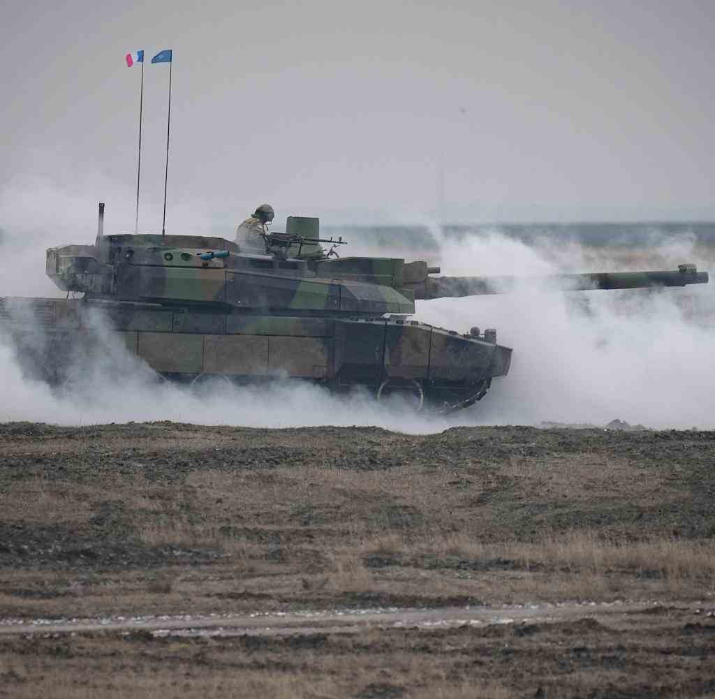 Der 56 Tonnen schwere Leclerc-Panzer ist in der Lage, im Fahren ein Ziel in vier Kilometer Entfernung zu treffen