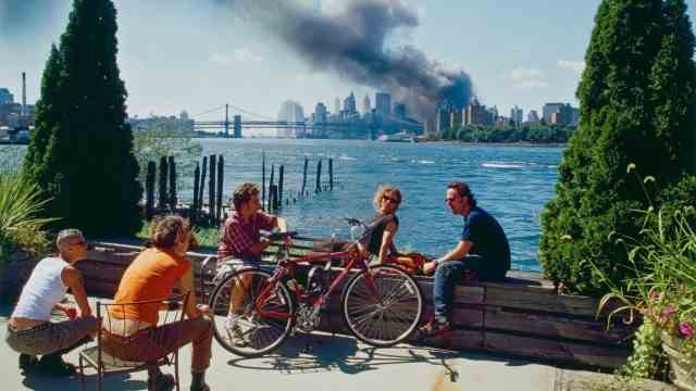 Photography: Thomas Hoepker's photo "View of Manhattan from Williamsburg, Brooklyn, September 11, 2001" became an icon of remembrance of the 9/11 catastrophe.