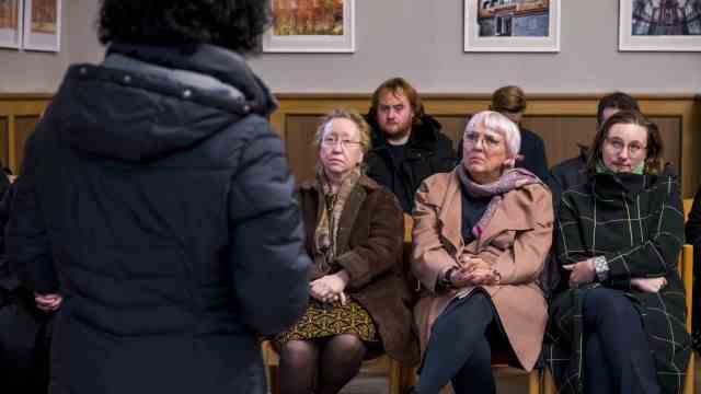 Right-wing extremism: Antje Yael Deusel (2nd from left-r), rabbi, Claudia Roth (Greens), Minister of State for Culture, and Lisa Badum (Greens), Member of the German Bundestag, listen to a lecture on the synagogue by Rajaa Nadler (l), former curator of the Jewish Museum.