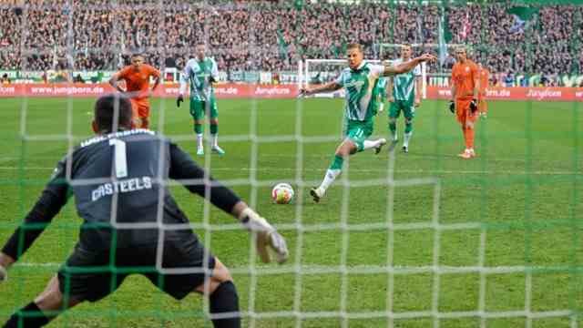 Werder Bremen: Looked out: Niclas Füllkrug converts the penalty to 1-0 for SV Werder Bremen.  This was preceded by an idiosyncratic interpretation of the scene by referee Daniel Siebert.