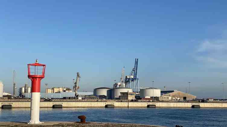 La CGT des Ports et Docks a appelé à un mouvement de grève ce jeudi 26 janvier pour 24 heures, débrayage qui va concerner le port de commerce de Sète (Hérault). (WILLIAM DE LESSEUX / RADIO FRANCE)