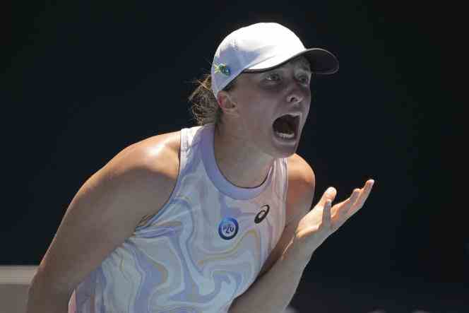 Iga Swiatek, frustrated against Elena Rybakina, in the round of 16 at the Australian Open, in Melbourne, January 22, 2023.