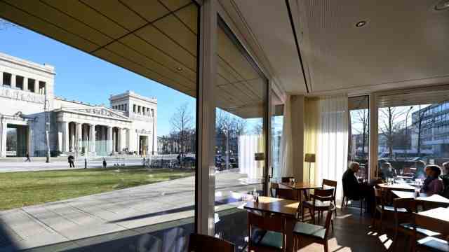 Celebrity tips for Munich and the region: Museum café with a view of the Propylaea on Königsplatz: The Ella in the Lenbachhaus.