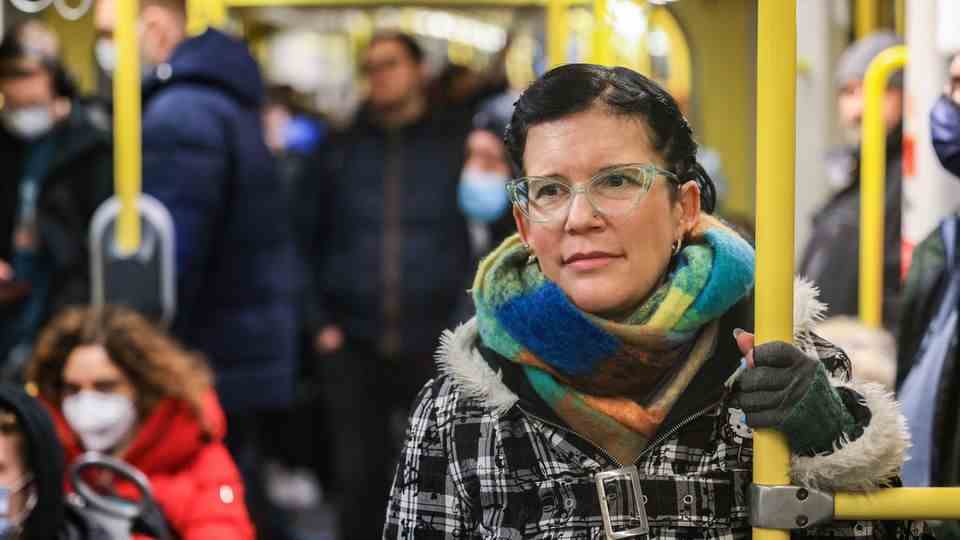 Ina Soboll is standing in the subway without a mask.