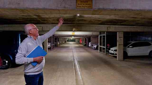 Innovation: Michael Lenz in the Zorneding underground car park, which is now equipped with charging facilities.