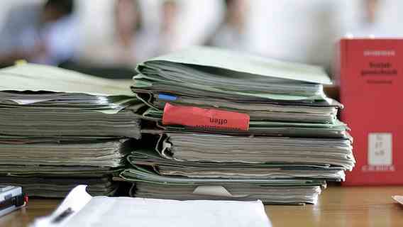 File folders lie on the table in the social court.  © picture-alliance/ ZB photo: Johannes Eisele