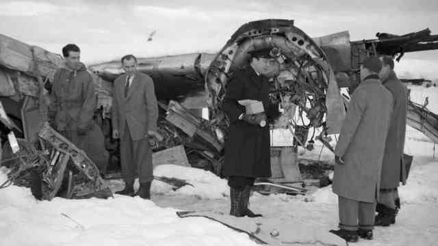 Riem plane crash: Search for the cause of the crash: The remains of the crashed plane are inspected.