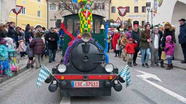 Customs in the district: The Zoch kütt in Ebersberg quite literally: In the form of the carnival party's little train.