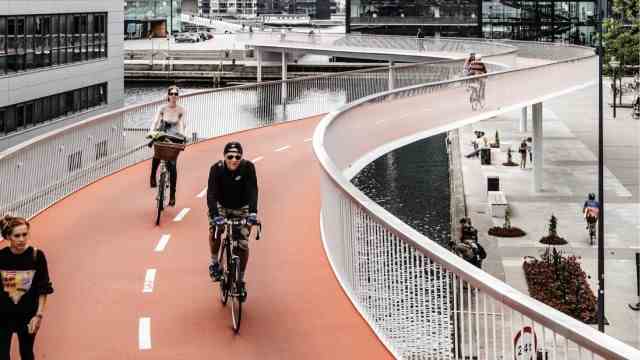 Lecture series sightseeing flight air base: Right of way for cyclists: A bicycle bridge in Copenhagen.