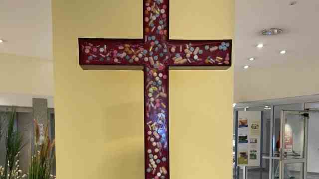 Krankenhausreform: Ein Kreuz schmückt die Eingangshalle des St.-Josef-Krankenhauses.