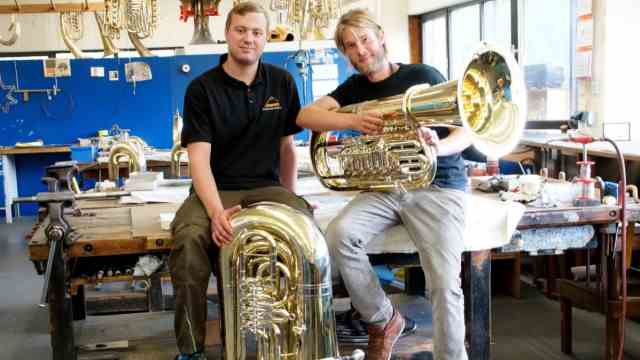 Celebrity tips for Munich and Bavaria: shop for wind instruments "Miraphone" in Waldkraiburg: employees Leo Schranner (left) and Stefan Huber.