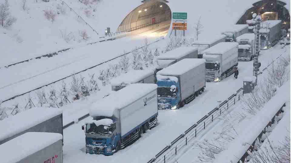 Blizzard sweeps across Japan – extreme cold snap hits East Asia