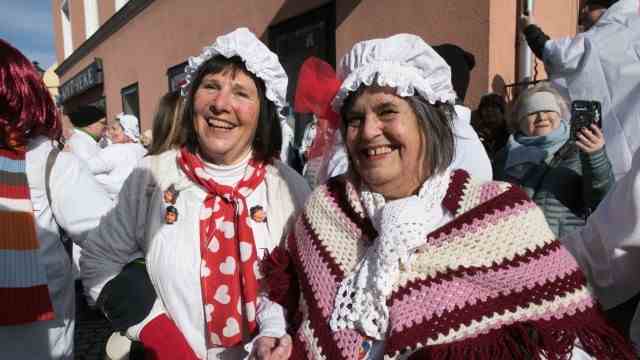 Hemadlenzen parade in Dorfen: White nightgown, sleeping cap on the head, red hearts on the face - the classic outfit at the Dorfen Hemadlenzen parade.