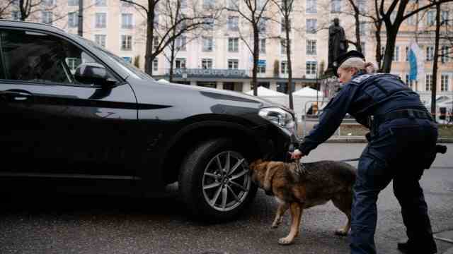 Munich Security Conference: A bomb-sniffing dog checks an incoming vehicle for bombs in front of the Bayerischer Hof.