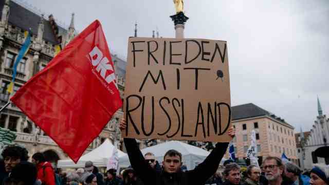 Security Conference in Munich: "peace with Russia"demands a participant in the anti-Siko demo at the final rally on Marienplatz.