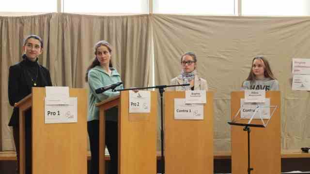 "youth debated" in Dachau: The finalists of the secondary level II (from left to right): Laetitia Siebner, Fanny Kiening, Sophia Schloßberger and Filine Messerschmidt.