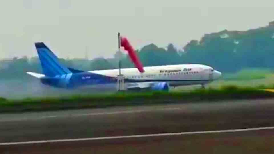 Crash landing on grass: Boeing 737 misses runway Indonesia