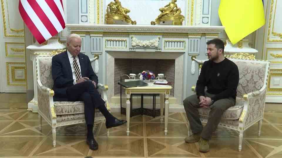Blitzbesuch in der Ukraine: Presse lobt US-Präsidenten: "Herz, kalkuliertes Risiko, Ehrgeiz – drei Elemente, die Joe Biden nach Kiew getrieben haben"