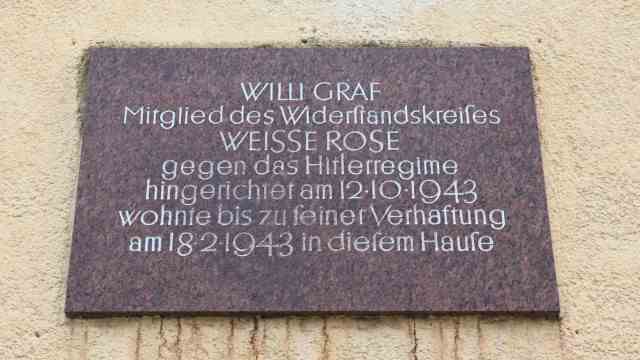 Resistance against the Nazi regime: a commemorative plaque on Mandlstrasse in Schwabing commemorates Willi Graf.