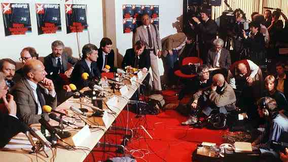 Die Pressekonferenz des Hamburger Magazins "Stern" am 25. April 1983 zur Veröffentlichung der angeblichen "Hitler-Tagebücher". © picture-alliance / dpa Foto: Chris Pohlert