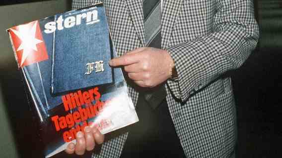 Das Cover der "Stern"-Ausgabe 18/1983 mit dem Foto der Tagebücher. Deutlich zu erkennen: die Initialen F.H. © dpa - Bildarchiv Foto: Ingo Röhrbein