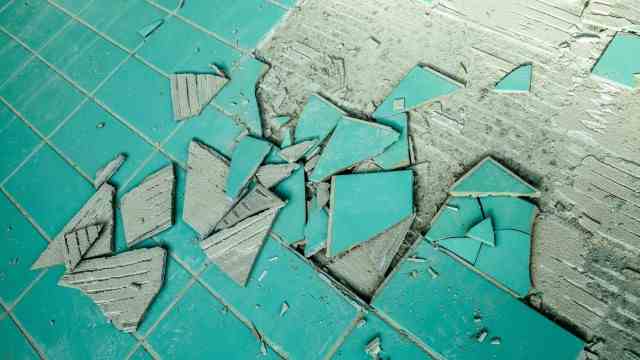 Construction defects: Shortly after the opening in 2013, the first tiles in the large swimming pool came loose.  Two years ago it was clear that everything had to go.