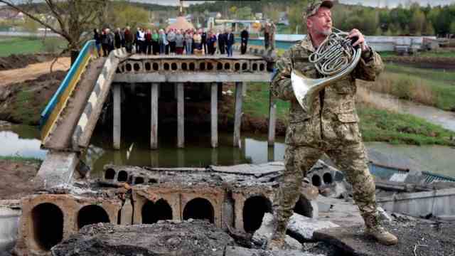 Fürstenfeldbruck: A musician from the symphony orchestra, now a soldier himself, plays in front of the rubble of a destroyed bridge.