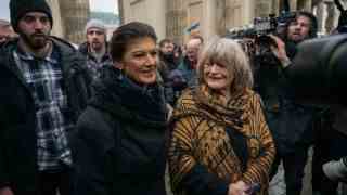 Sahra Wagenknecht (l) and Alice Schwarzer come to a demonstration at the Brandenburg Gate (Image: dpa/Christophe Gateau)