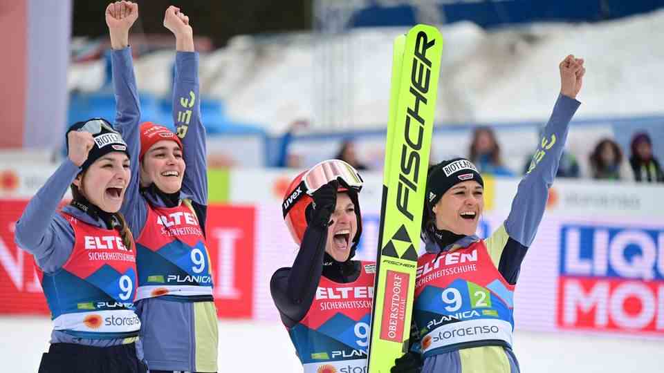 Cheering in Planica: German ski jumpers win World Cup gold