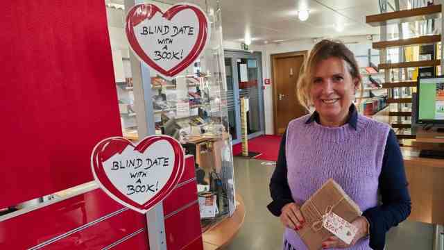 Culture in the district of Ebersberg: Like her colleagues, the Kirchseeon library manager Manuela Reinhardt always strives for special campaigns, here for example this "Blind date with a book".