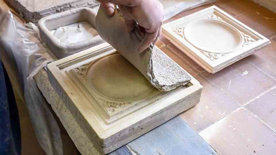 In Axel Eisenack's manufacture of stove tiles, clay is placed on a working mould