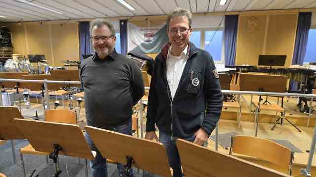 SZ Culture Prize Tassilo: The two chairmen Florian Sepp (left) and Walter Moldan in the current rehearsal room in the Höhenkirchner Sigoho-Marchwart elementary school.