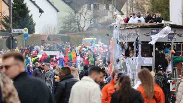 Carnival bustle: In Unterschleißheim, the carnival procession winded through the streets on Saturday.