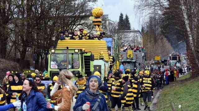 Carnival in the district of Dachau: At the Indersdorf carnival procession, 55 floats with almost 3,000 participants line up, thousands of spectators line the kilometer-long path.
