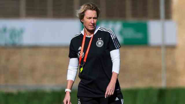 DFB women: Focus on the World Cup year: national coach Martina Voss-Tecklenburg wants to further develop the tactical flexibility of her team.