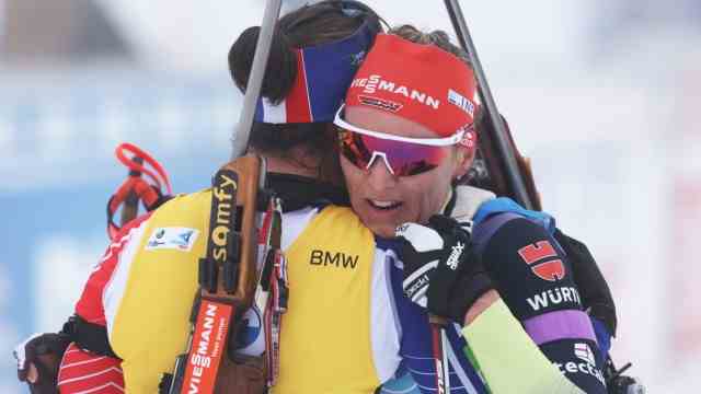 Biathlon World Cup: Fair second: Denise Herrmann-Wick, right, had to congratulate Julia Simon on her victory this time.
