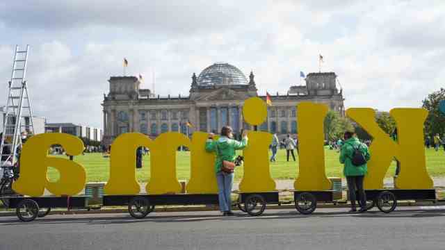 The Political Book: How does parliamentarism relate to the people who take to the streets to present their demands?  Scene in front of the Reichstag building in 2021.