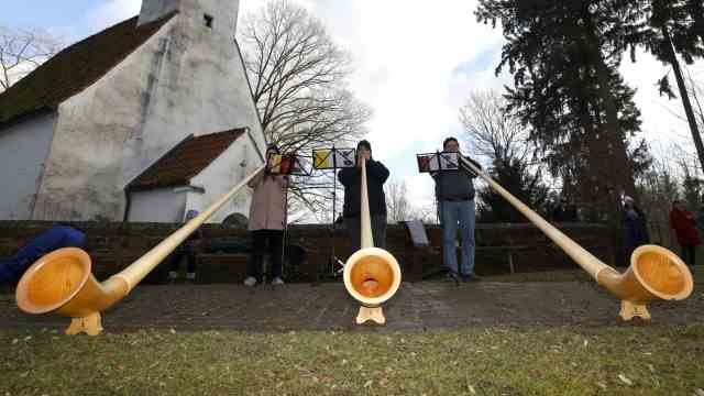 Freisinger Alphorn Trio: A handmade alphorn costs several thousand euros and it has to be made of Swiss stone pine.  Then it sounds best.