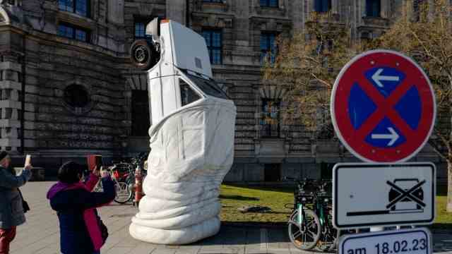 Sculpture art: It will be there until May "careater" made of Carrara marble in front of the Palace of Justice at Stachus.  He weighs 16 tons.