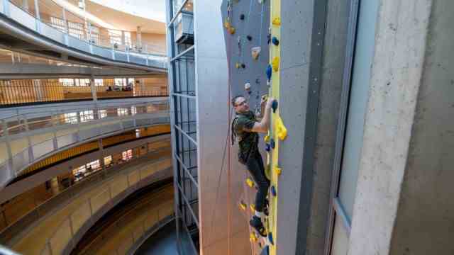 Inclusive sports offer: On the way up: Sebastian Richter uses the climbing wall of the Ernst Barlach schools for this, but there are also ramps (left) all around, the lift and also a staircase for the inclusive school.