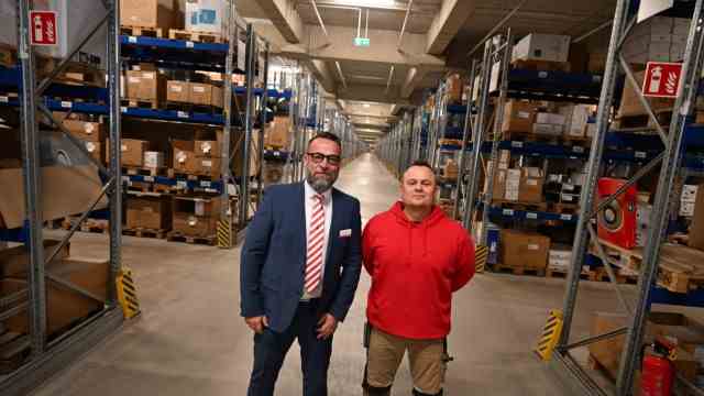 The man behind Möbel Höffner: managing director Joachim Hoffmann (left) and warehouse manager Mike Beckstein.
