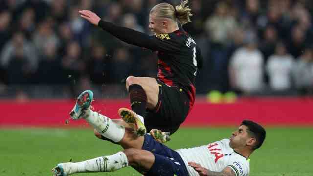 Premier League: Difficult stand against Tottenham: Cristian Romero grabs Erling Haaland.