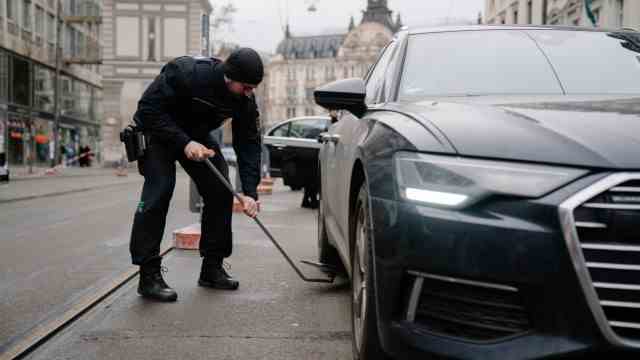 Munich Security Conference: To be on the safe side, the police check the underbody of vehicles with a bomb mirror.