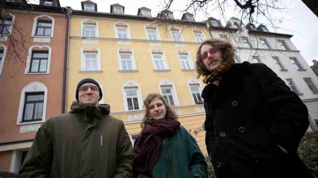 Schwabing: Like a flat share: the tenants Giovanni Gabai, Constanze Ziegler and Marvin Lüben in front of the main building (from left).