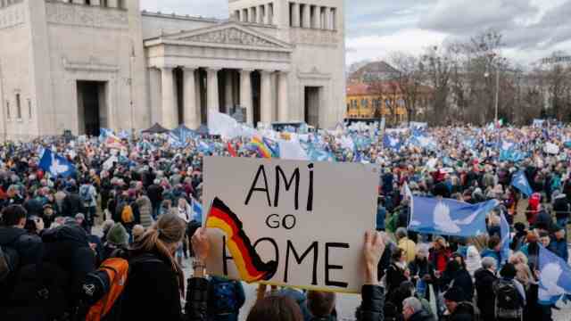 Security Conference in Munich: "Ami go home"-Signs and a lot of crowds at the demonstration of the lateral thinkers scene on the Königsplatz.