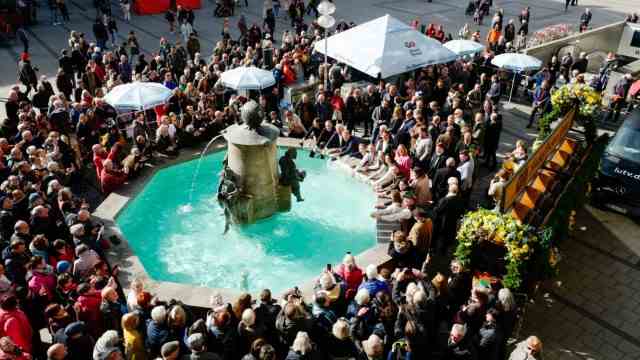 Ash Wednesday ritual in Munich: The audience is crowded at the Fischbrunnen - was it because of the free beer or because of custom?