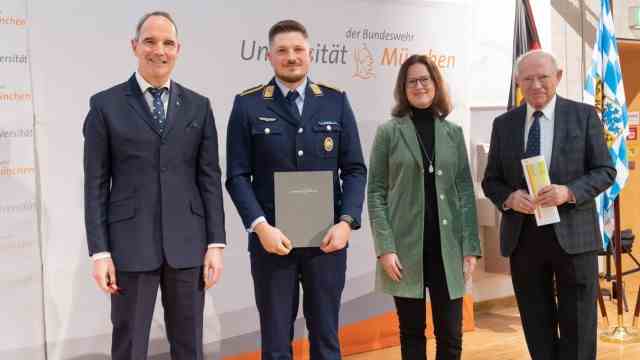 Exceptional achievements: Sven Bäring (second from left) is chairman of the Queer-BW association and received the Bundeswehr University's Diversity Prize from Vice President Karl-Heinz Renner (left).  Ellen Schmid, spokeswoman for the Advisory Board for Equal Opportunities and Diversity, and Alfred Lehner, Chairman of the Friends of the University of the Bundeswehr, also attended the award ceremony.