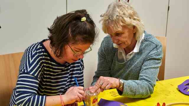 Inclusion: Cardboard hands as a design element: Katharina (left) with the volunteer Gabi Meier.
