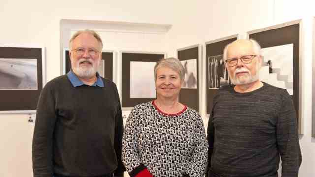 Culture in the district: Burkhard Pietzner, Ulrike Hohnheiser and Johannes Schmieg lead through the photo exhibition in the Grafing town museum.